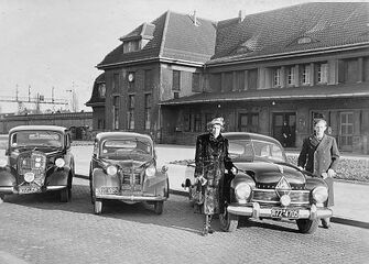 Bahnhof mit Autos (historisch)
